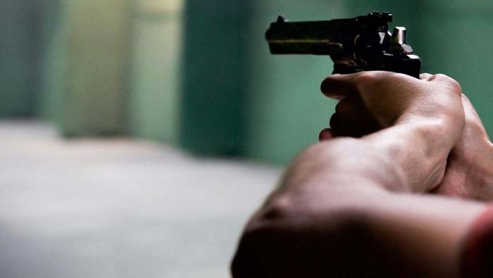 Uttar Pradesh: యూపీలో దారుణం.. నడుచుకుంటూ వెళ్తున్న వ్యక్తిని కాల్చిన దుండగులు