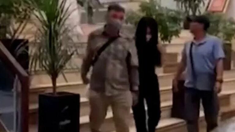 Air Hostess: శృంగార సేవలు అందిస్తున్న ఎయిర్ హోస్టెస్‌లు.. ఒక రాత్రికి 2.4 లక్షలు!