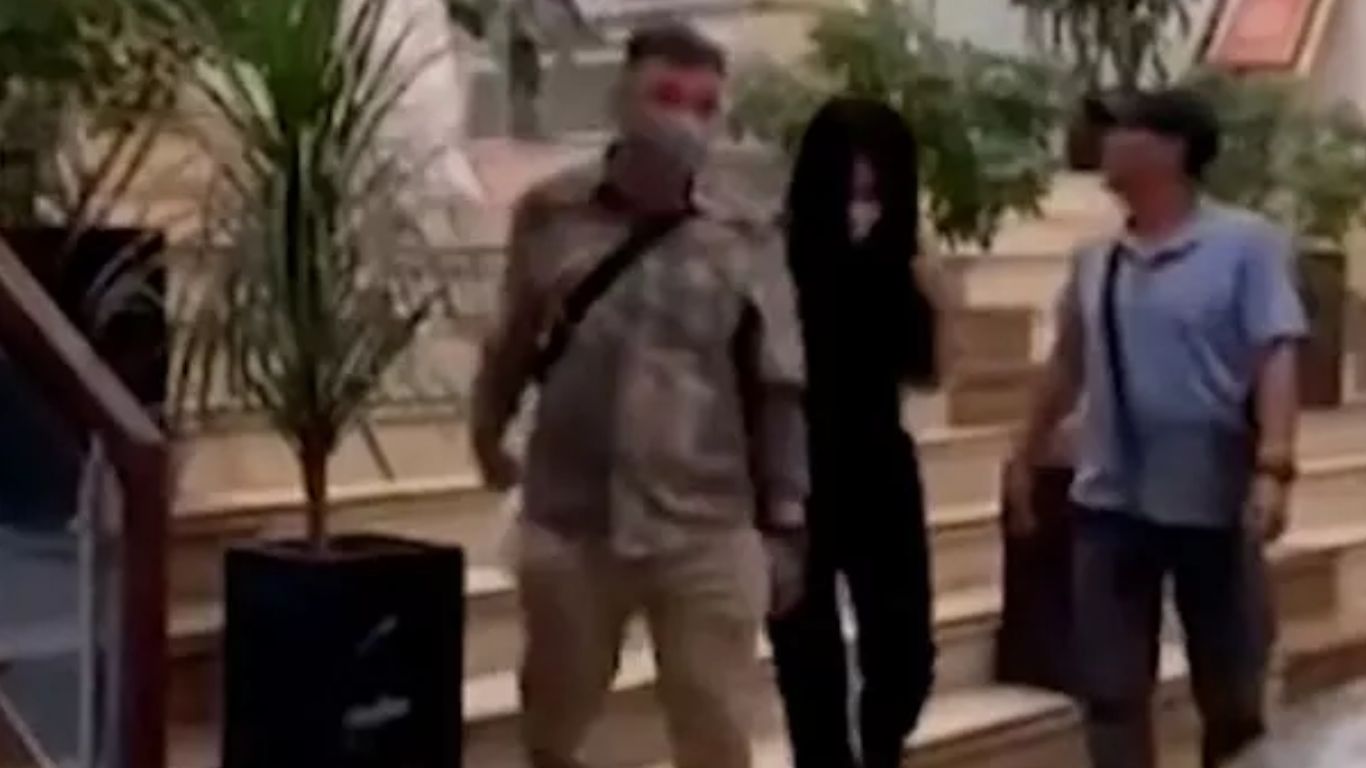 Air Hostess: శృంగార సేవలు అందిస్తున్న ఎయిర్ హోస్టెస్‌లు.. ఒక రాత్రికి 2.4 లక్షలు!