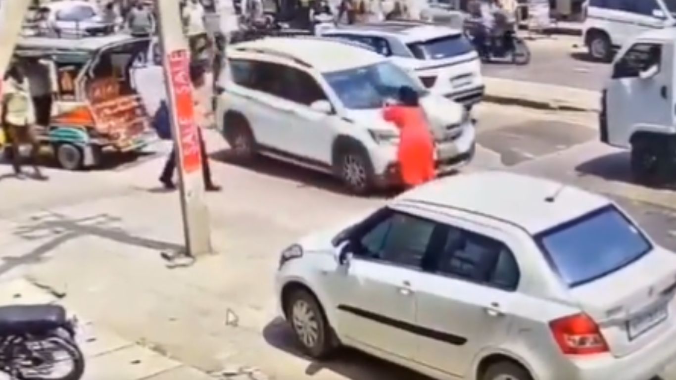 Woman on Car Bonnet: పట్టపగలే దారుణం.. కారు బానెట్‌పై యువతిని అర కిలోమీటర్ ఈడ్చుకెళ్లిన డ్రైవర్‌! వీడియో వైరల్