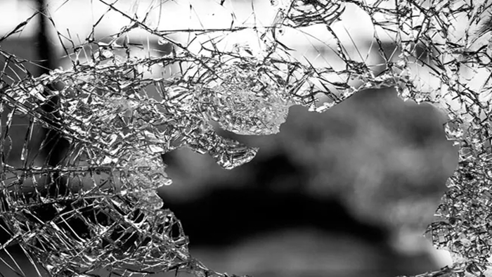 Accident: లోయలోకి దూసుకెళ్లిన మినీబస్సు.. 10 మంది పర్వతారోహకులు మృతి