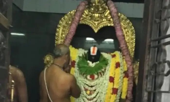 Anjaneya Swamy:ఆ ఆలయంలో హనుమంతుడిని బేడీలతో ఎందుకు బంధించారో తెలుసా?