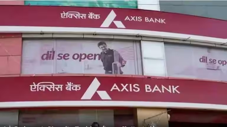 Axis Bank: కస్టమర్లకు అదిరిపోయే గుడ్ న్యూస్.. తక్కువ అమౌంట్ తో పొదుపు ఖాతా..