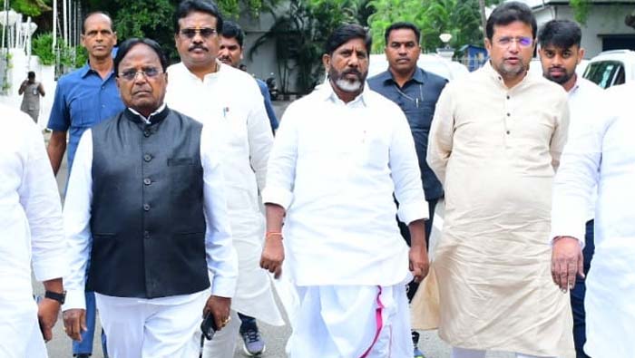 Bhatti Vikramarka: ప్రభుత్వ ఆస్తులు అమ్మితే  చూస్తూ ఊరుకోము..!