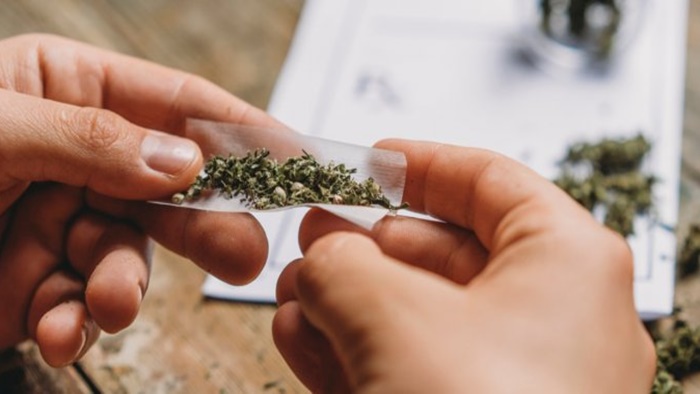 Central Jail: సెంట్రల్ జైలులో మత్తు పదార్థాల కలకలం.. ఖైదీలకు చేరవేస్తున్న నిందితుడు అరెస్ట్