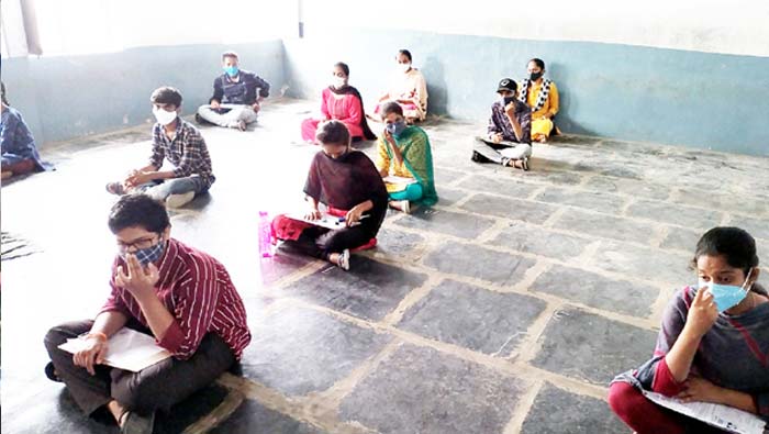 Kerala: నేలపై కూర్చొని పరీక్ష రాయమన్న ప్రిన్సిపాల్.. విద్యాశాఖ ఫైర్