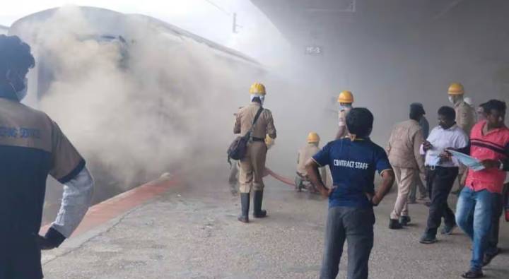 Fire In Udyan Express At Bengaluru Ksr Railway Station