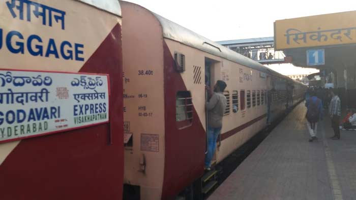 Godavari Express : గోదావరి ఎక్స్ ప్రెస్ రైల్లో ఎలుక కలకలం
