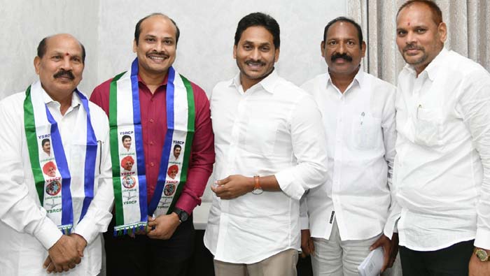 TDP Leaders Joined YSRCP: టీడీపీకి భారీ షాక్.. సీఎం జగన్ సమక్షంలో వైసీపీలోకి మాజీ ఎమ్మెల్యే