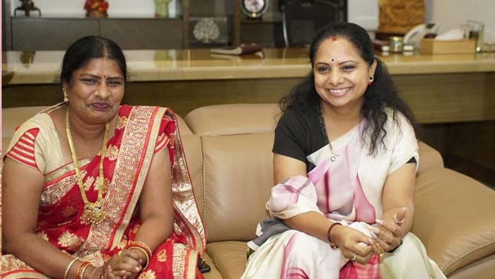 MLC Kavitha: గాయకులతో కలిసి బతుకమ్మ పాటను పాడిన కవిత