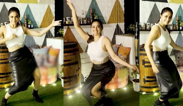 Keerthy Suresh: పబ్ లో మహానటి.. ఆ పని చేస్తూ