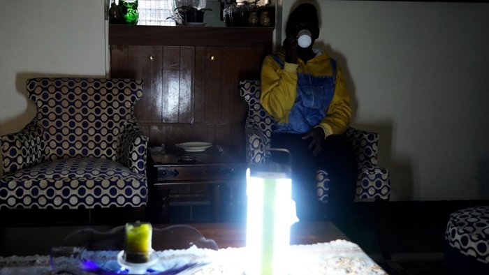 Kenya Power Outage: కరెంటు కోతలతో కెన్యా అతలాకుతలం.. 14 గంటలు చీకట్లోనే..