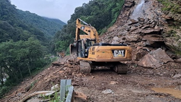 LandSlide: విషాదం.. కొండచరియలు విరిగిపడి ఐదుగురు యాత్రికులు మృతి