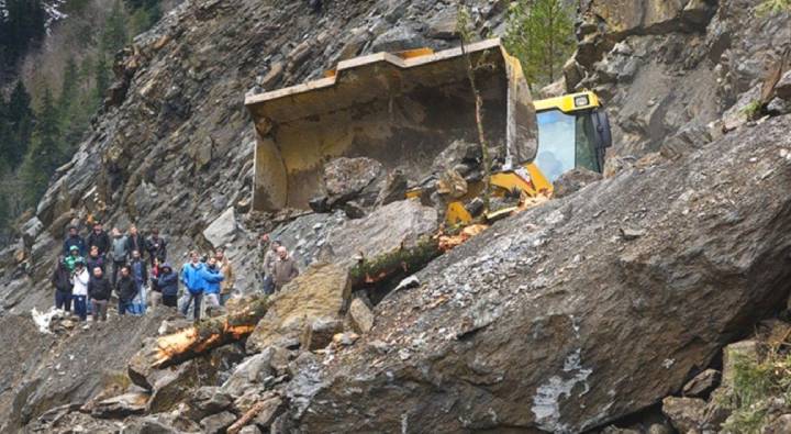 Landslide : మయన్మార్ గనిలో కొండచరియలు విరిగిపడి 25 మంది మృతి..14 మంది గల్లంతు