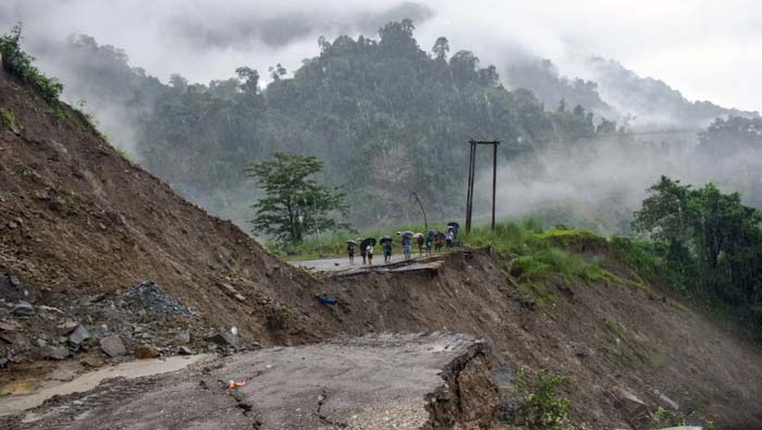 Landslides: అరుణాచల్ ప్రదేశ్‌లో విరిగిపడుతున్న కొండచరియలు.. రవాణా బంద్