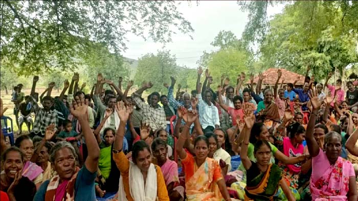 Mulugu: మాకు వైన్ షాప్ కావాలి.. ఊరు ఊరంతా కలిసి ధర్నా