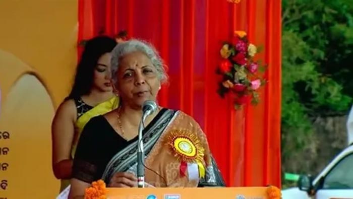 Nirmala Sitharaman: అనుకోకుండా ఆర్థిక మంత్రైన నిర్మలా సీతారామన్.. ఆమెకు ఎవరు హెల్ప్ చేశారో తెలుసా ?