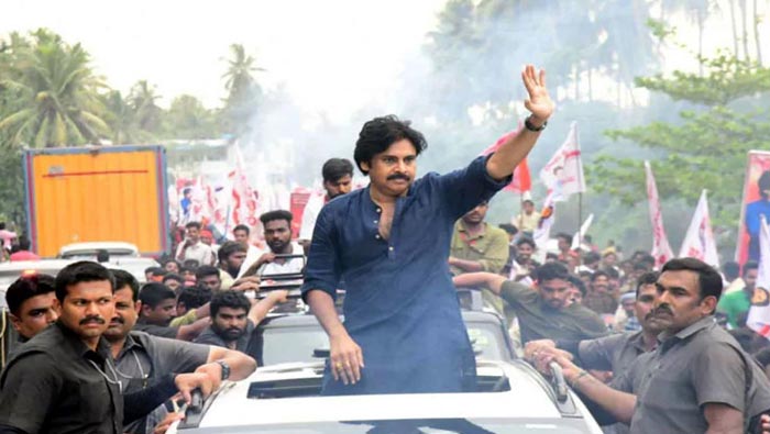 Varahi Yatra: జగదాంబ జంక్షన్ లో కిక్కిరిసిన జనసైనికులు.. సభకు వెళ్లే మార్గంలో తొక్కిసలాట
