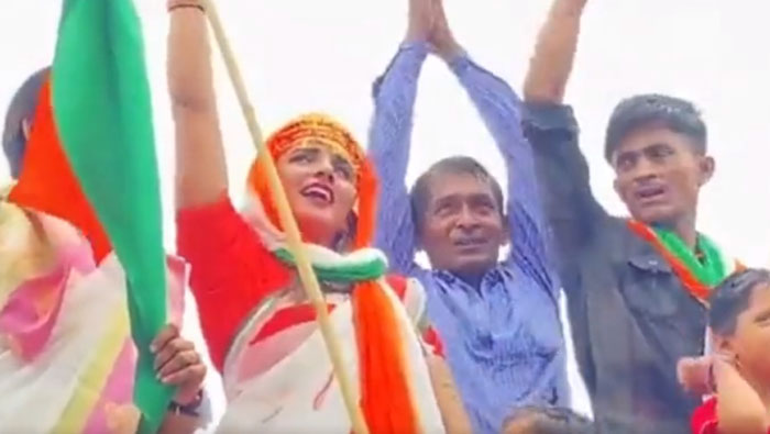 Pakistani woman Seema Haider: భారత్ జెండాకు జేజేలు కొట్టిన పాకిస్తానీ మహిళ…వీడియో వైరల్