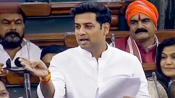 Hanuman Chalisa: లోక్‌సభలో హనుమాన్ చాలీసా పఠించిన మహారాష్ట్ర సీఎం కుమారుడు