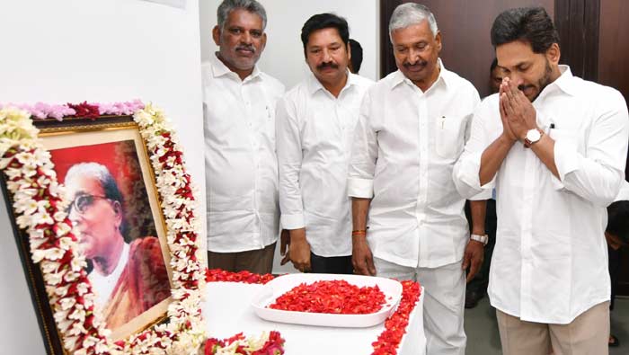 CM Jagan : టంగుటూరి ప్రకాశం పంతులు అందించిన సేవలు చిరస్మరణీయం