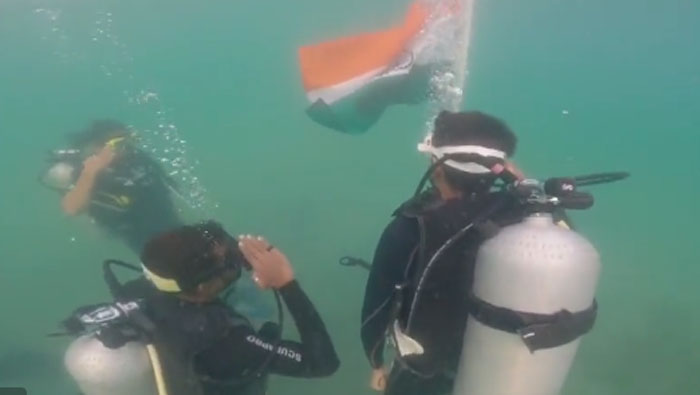 Independence Day: సముద్రం లోపల జాతీయ జెండా .. వీడియో వైరల్