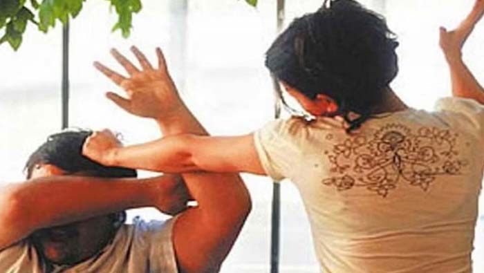 Uttar Pradesh: చదివించి లెక్చరర్ చేసిన భర్త.. కాళ్లు విరగ్గొట్టిన భార్య