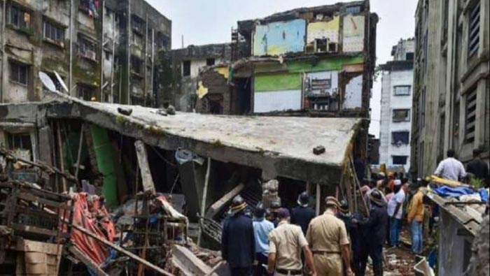 Uttar Pradesh: ఉత్తరప్రదేశ్⁭లో ఘోరం.. భవనం పైభాగం కూలి ఐదుగురు మృతి