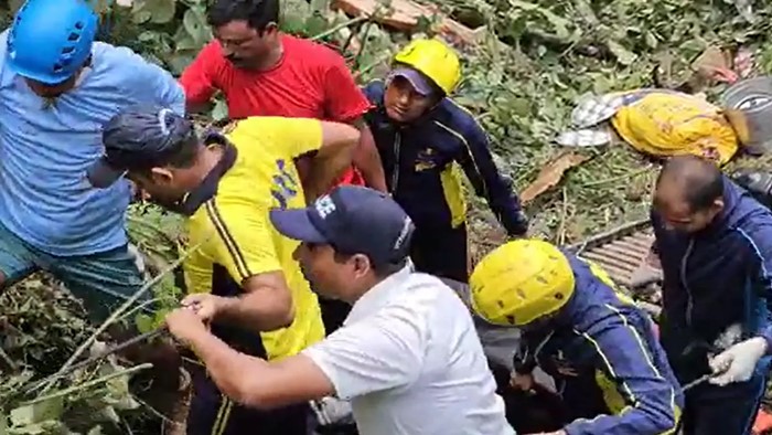 Accident: గంగోత్రి నుంచి వస్తుండగా లోయలోకి దూసుకెళ్లిన బస్సు.. ఏడుగురు దుర్మరణం