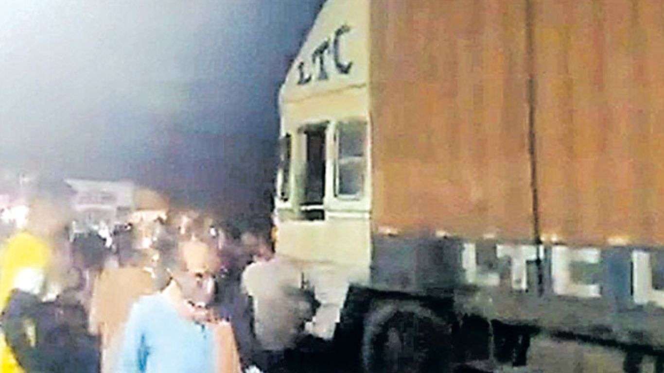 Agra Container: డ్రైవర్‌ లేకుండా రోడ్డుపై దూసుకెళ్లిన కంటెయినర్‌.. పరుగులు తీసిన జనాలు!