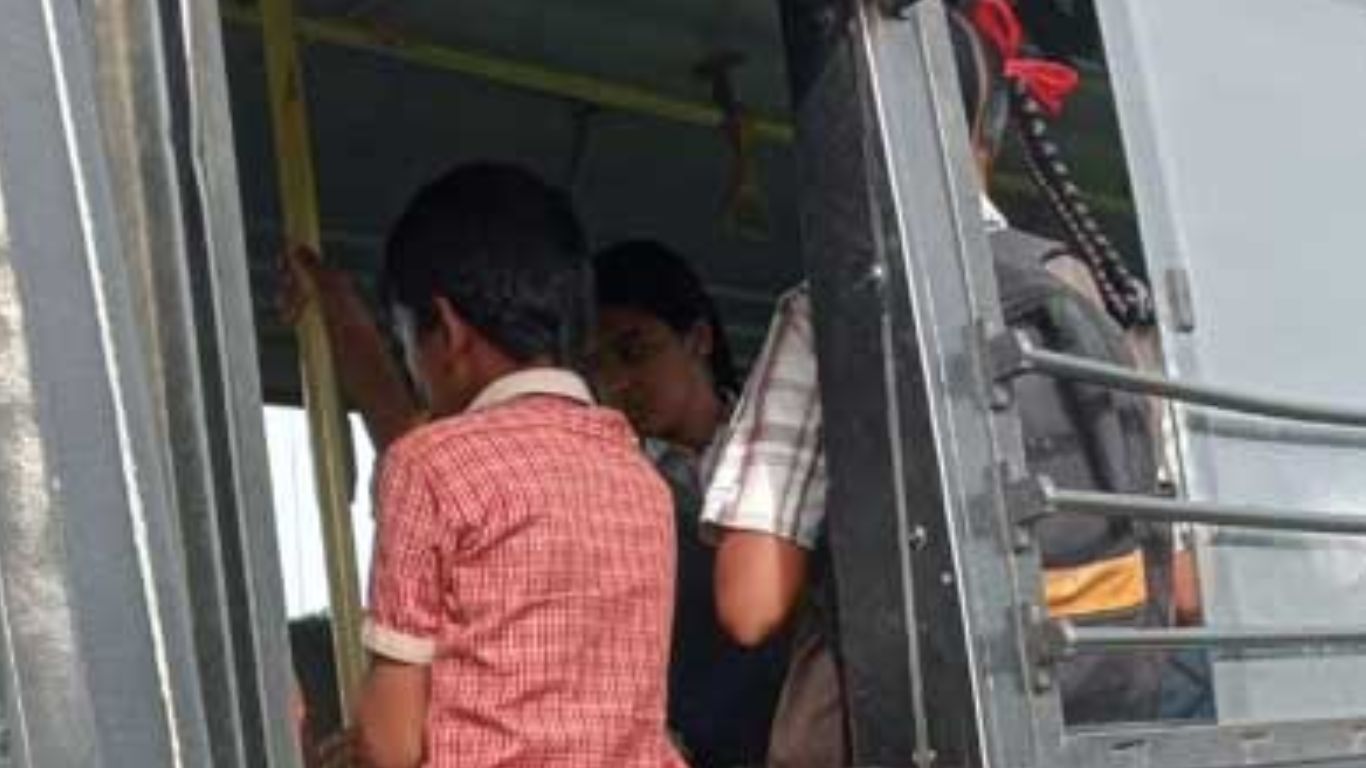 School Bus: స్కూల్ బస్సు నడుపుతుండగా డ్రైవర్‌కు గుండెపోటు.. చివరికి ఏమైందంటే..?