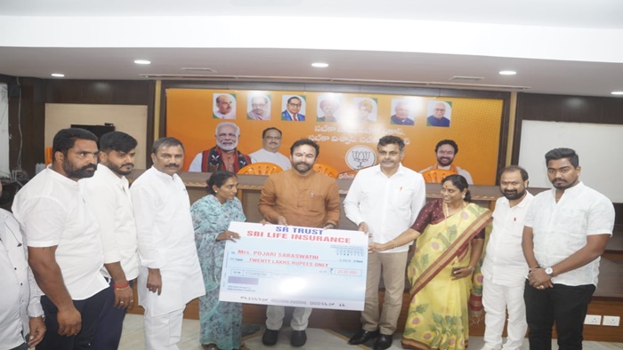 Godavari Anjireddy: చనిపోయిన నిరుపేద ఆటో డ్రైవర్ కుటుంబానికి ఆపన్నహస్తం