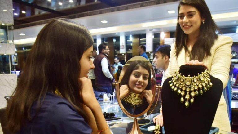 Gold Price Today: పసిడి ప్రియులకు శుభవార్త.. తెలుగు రాష్ట్రాల్లో నేటి బంగారం ధరలు ఎలా ఉన్నాయంటే?