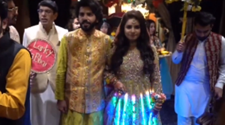 LED Light Dress: మూములు క్రియేటివిటీ కాదుగా.. వధువు డ్రెస్ చూసి అందరూ షాక్