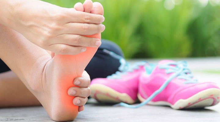 Health Tips: అరికాళ్లలో నొప్పా? ఇలా చేయండి చిటికెలో పోతుంది