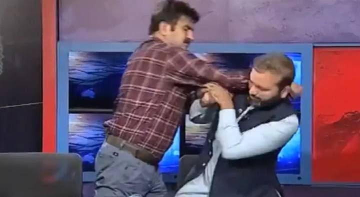 Viral Video: లైవ్ లో పిచ్చి పిచ్చిగా కొట్టుకున్నారు.. ఇదంతా ఇమ్రాన్ కోసమా?