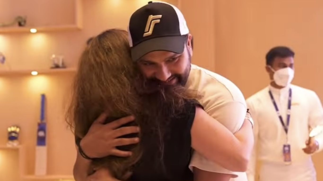 Rohit-Ritika Hug: రోహిత్‌ శర్మ హగ్ ఇచ్చినా.. బుంగమూతి పెట్టిన రితిక! వీడియో వైరల్