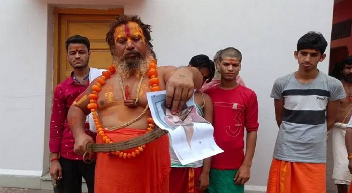 Sanatan Dharma Controversy: అతని తల నరికితే రూ.10కోట్లు ఇస్తా.. అయోధ్య ఆలయ ప్రధాన అర్చకుడు