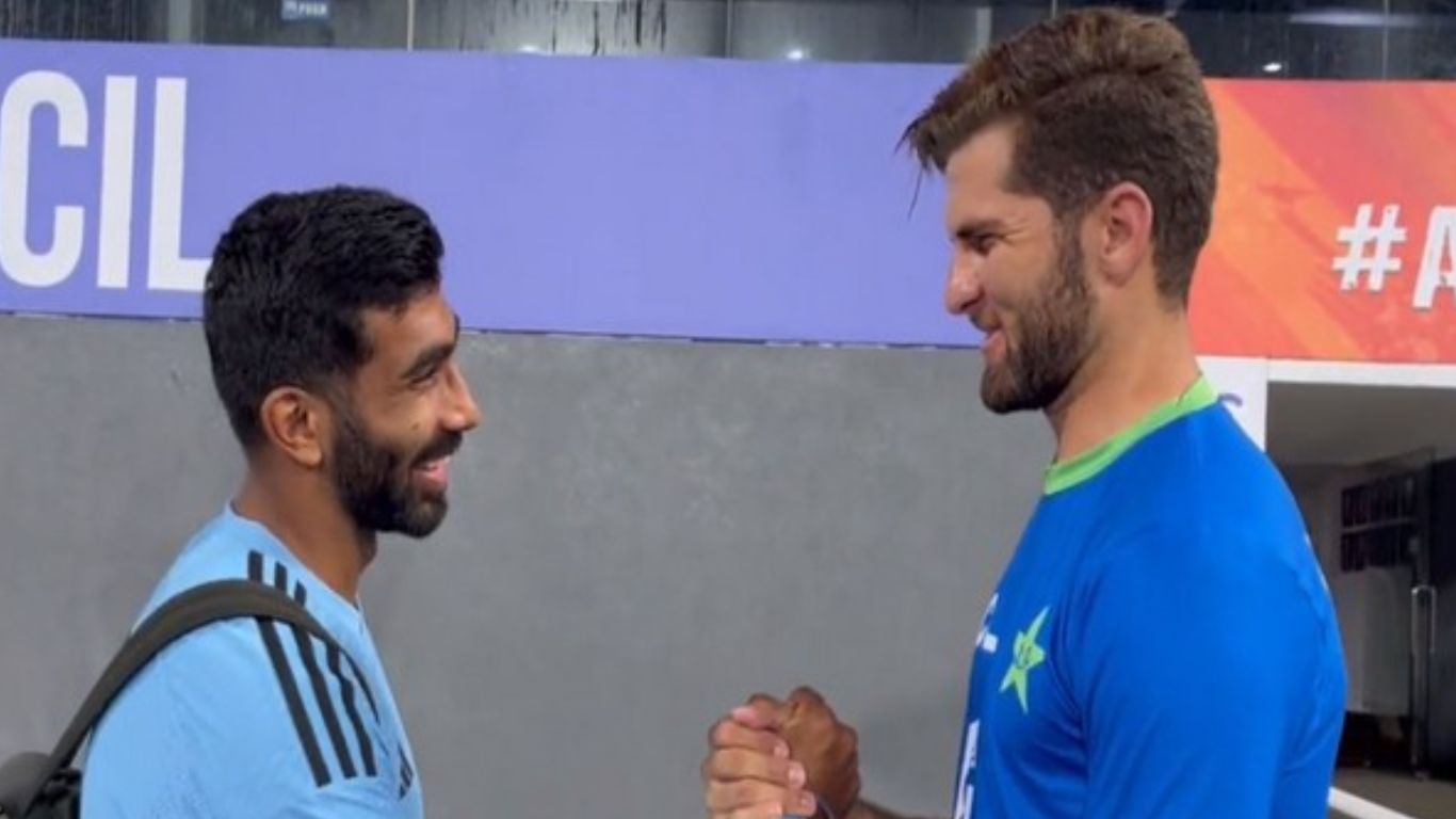 India vs Pakistan: జస్ప్రీత్ బుమ్రాకు సర్‌ప్రైజ్‌ గిప్ట్ ఇచ్చిన పాక్ పేసర్.. వీడియో వైరల్!