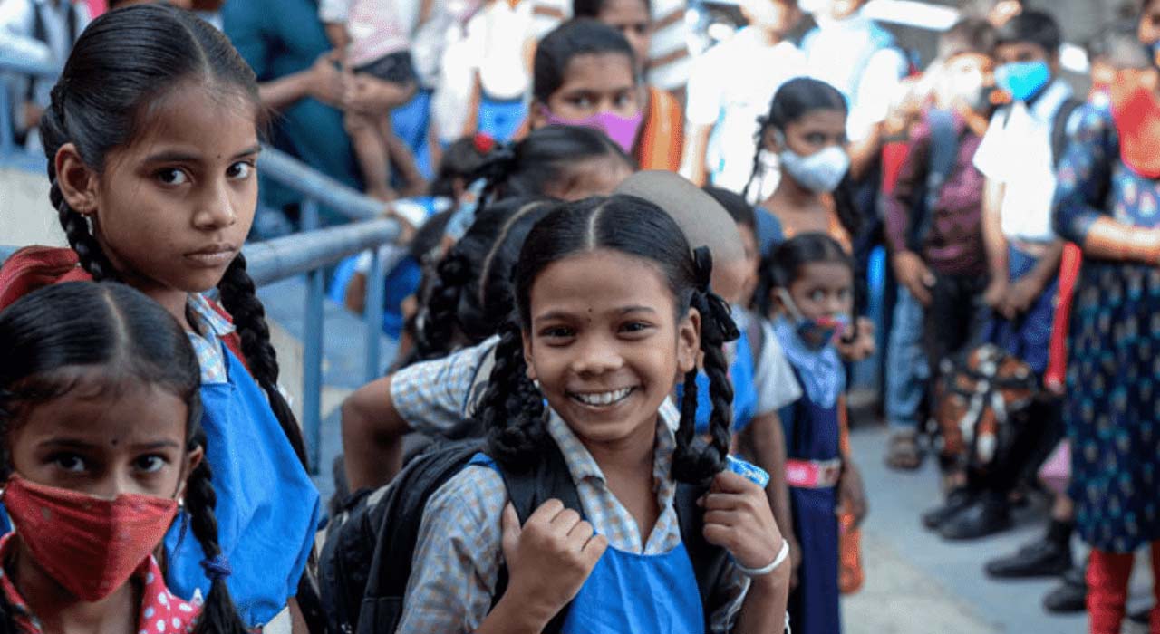 School Holidays: తెలంగాణలో భారీ వర్షాలు.. మూడురోజులు విద్యా సంస్థలకు సెలవులు