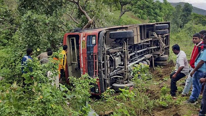 road accident: రోడ్డు ప్రమాదంలో ముగ్గురు మృతి..
