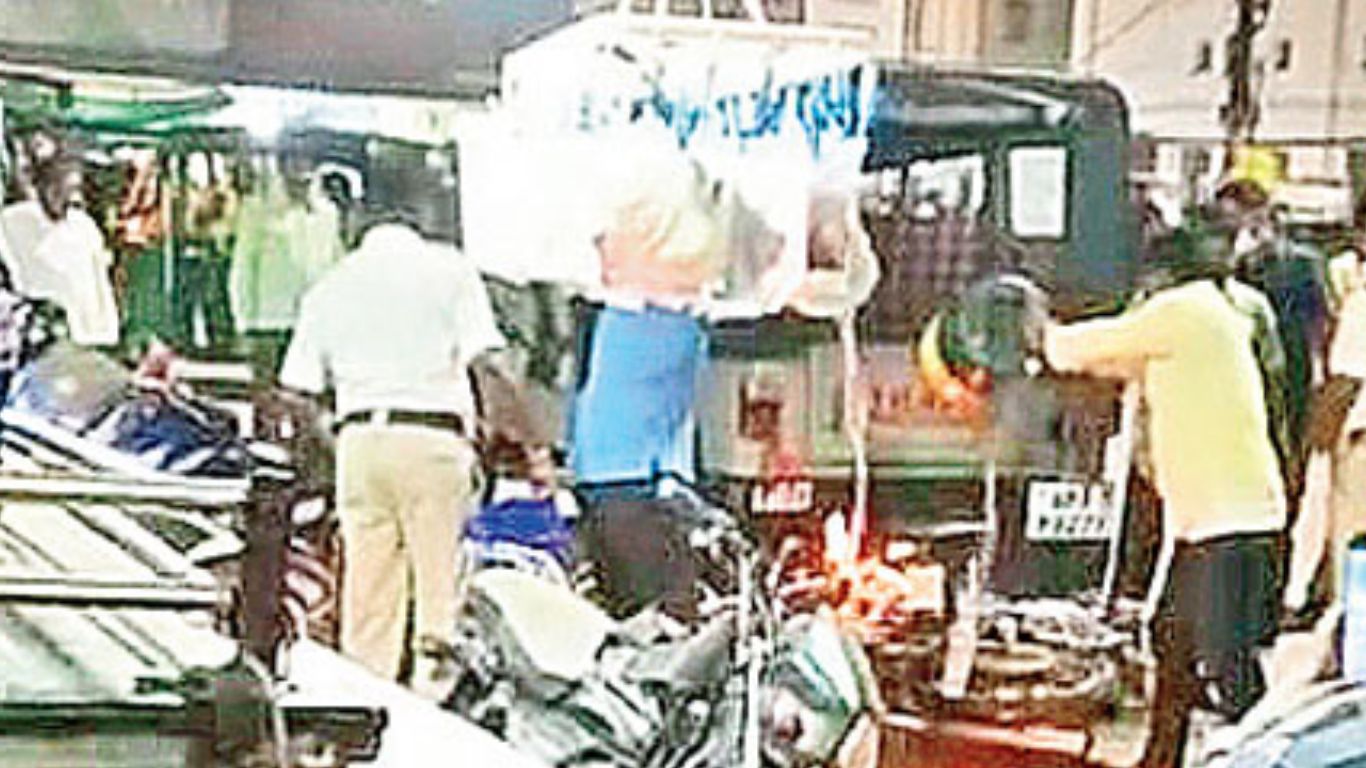 Warangal: పోలీసుల ముందే బైక్‌కు నిప్పు పెట్టిన వ్యక్తి.. కారణం ఏంటంటే?