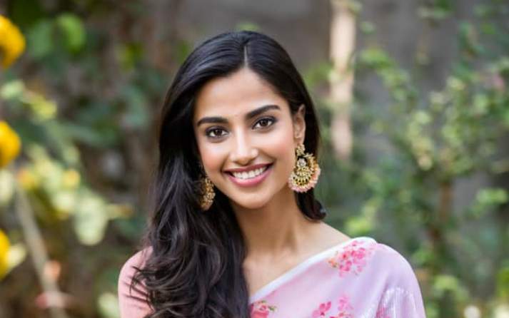 Meenakshi Chaudhary : జీవితంలో ఎలాంటి పరిస్థితి ఎదురైనా చిరునవ్వు చిందించాలి..