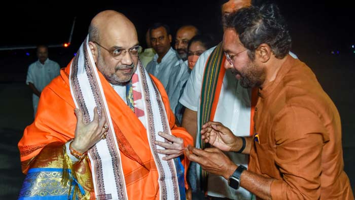 Amit Shah : హైదరాబాద్‌ చేరుకున్న అమిత్‌ షా..