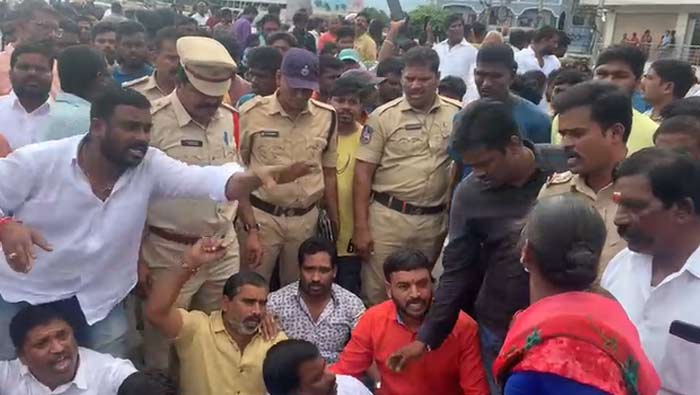 Shamshabad: శంషాబాద్ ఎయిర్ పోర్ట్ రూట్ లో స్థానికుల ఆందోళన