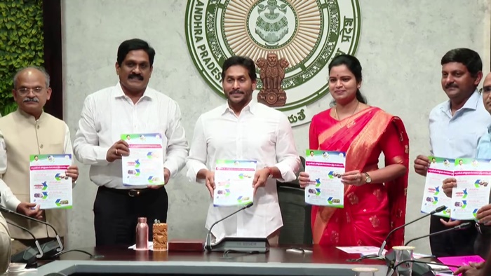 AP CM Jagan Review: ఆరోగ్యశ్రీ హెల్త్ కేర్ ట్రస్ట్ బ్రోచర్‌ను విడుదల చేసిన సీఎం జగన్‌