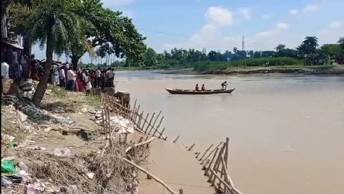 Boat capsized: బీహార్‌లో ఘోరం.. 33 మంది పిల్లలతో వెళ్తున్న పడవ బోల్తా.. 16 మంది గల్లంతు..