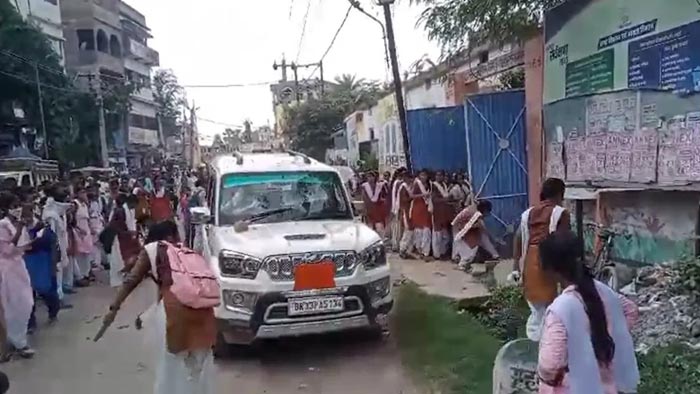 Bihar: సార్ మేమెక్కడ కూర్చోవాలి.. ఆగ్రహించిన విద్యార్థినులు