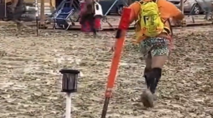 Burning Man Festival: అయ్యో పాపం.. పండుగకొచ్చి ఇరుక్కుపోయారో.. బురదలో 70 వేల మంది