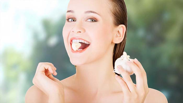 Health Tips: నిజమేనా.. పడగడుపున వెల్లుల్లి తింటే బరువు తగ్గుతారా?